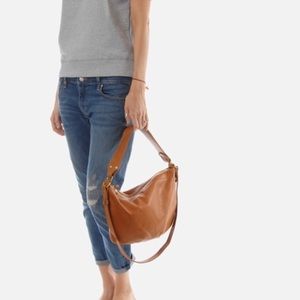 Clare V Tan Neptune Moyen Messenger